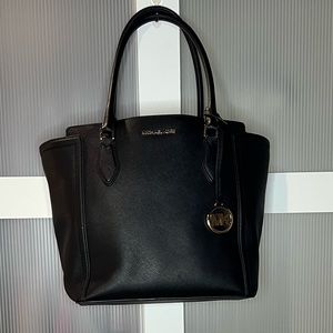 Micheal Kors Large tote purse with pockets